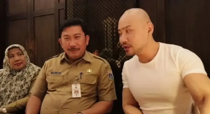 Deddy Corbuzier bersama petugas Samsat DKI Jakarta. (Instagram)