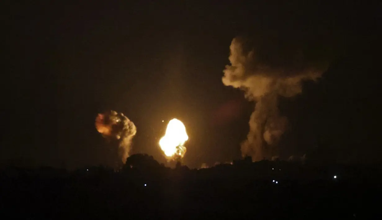 Asap dan bola api membubung menyusul serangan udara di Khan Yunis, Jalur Gaza, Minggu (2/1/2022). Israel melancarkan serangan udara terhadap Gaza. (SAID KHATIB/AFP)