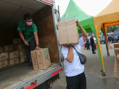 Petugas menurunkan gula pasir pada Operasi Pasar di Pasar Inpres Kramat Jati, Jakarta, Rabu (18/3/2020). Perum Bulog bekerja sama dengan Sugar Group Companies menyiapkan 10 ton suplai gula tiap harinya dalam rangka Gerakan Stabilitas Pangan. (Liputan6.com/Fery Pradolo)