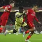 Pemain Arsenal Bukayo Saka (tengah) berebut bola dengan pemain Liverpool Kostas Tsimikas (kiri) dan Thiago pada pertandingan sepak bola Liga Inggris di Stadion Anfield, Liverpool, Inggris, 20 November 2021. Liverpool menang 4-0. (AP Photo/Jon Super)