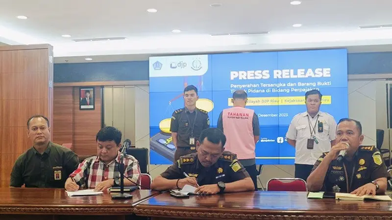 Konferensi pers penahanan tersangka pengemplang pajak oleh Kejati Riau setelah diserahkan oleh penyidik pajak.