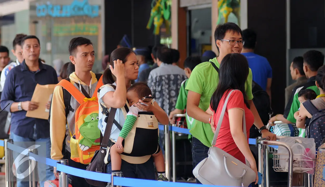 Sejumlah calon penumpang mengantri untuk masuk ke dalam Bandara Halim Perdanakusuma Jakarta, Senin (4/7). H-2 jelang Idul Fitri 1437 H, ribuan calon penumpang diberangkatkan dari Bandara Halim Perdanakusuma. (Liputan6.com/Helmi Fithriansyah)