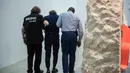Abraham Poincheval langsung dibawa ke rumah sakit usai dikeluarkan dari dalam sebuah batu di Museum Paris, Prancis, Rabu (1/3). Ia berhasil menuntaskan tantangan tinggal seminggu dalam batu dan keluar dalam keadaan lemah. (AP Photo/Zacharie Scheurer)