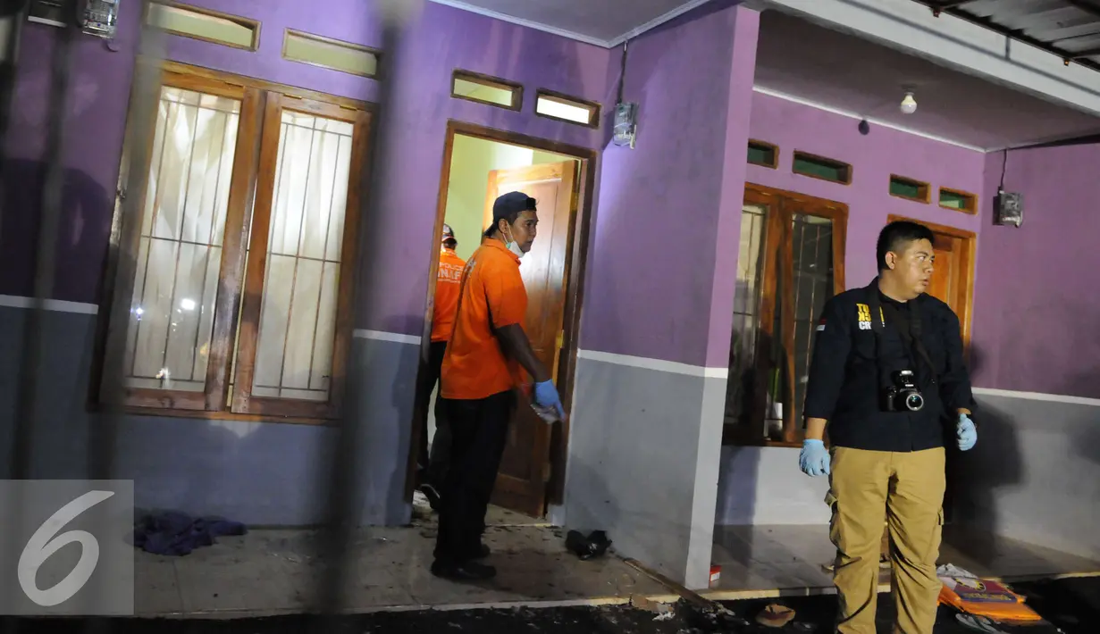 Petugas berada di lokasi penggerebekan dan penembakan terduga teroris di Setu, Tangerang Selatan, Banten, Rabu (21/12). Densus 88 melakukan baku tembak yang akhirnya menewaskan tiga orang terduga teroris. (Liputan6.com/Helmi Afandi)