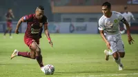 Gelandang Borneo FC, Terens Puhiri (kiri) menggiring bola dibayangi bek Persebaya, Rachmat Irianto dalam laga pekan pertama BRI Liga 1 2021/2022 di Stadion Wibawa Mukti, Cikarang, Sabtu (04/09/2021). Borneo FC menang 3-1. (Foto: Bola.com/Bagaskara Lazuard