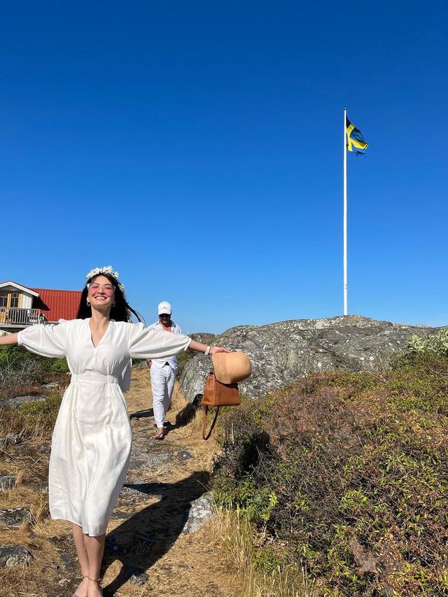 7 Potret Seru Raline Shah Rayakan Festival Midsommar di Swedia Ini Tampil Menawan