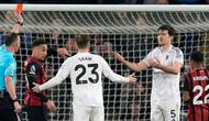 Bek Manchester United, Harry Maguire, mendapatkan kartu merah saat timnya bertandang ke markas Bournemouth pada Sabtu (21/3/2026) dini hari WIB. (Andrew Matthews/PA via AP)
