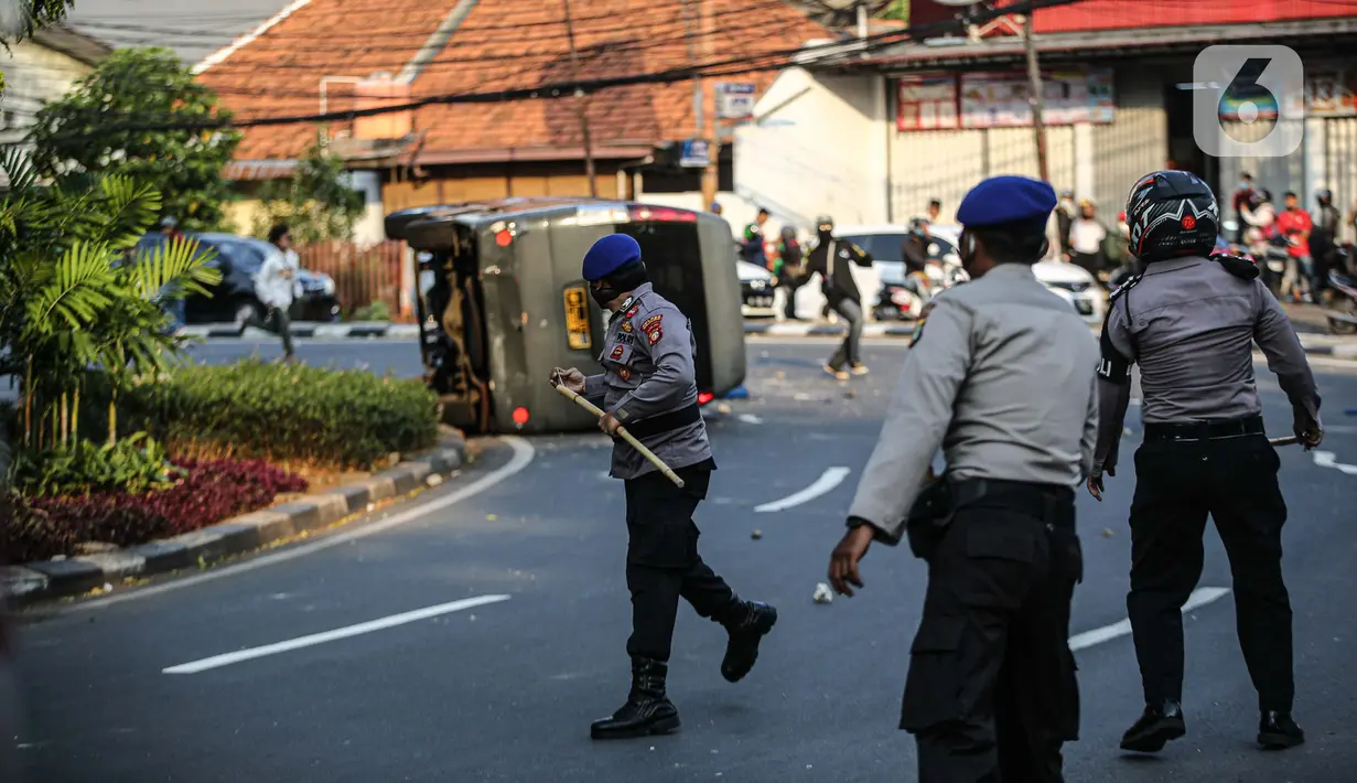 Sejumlah polisi terlibat bentrok dengan massa di kawasan Pejompongan, Jakarta, Rabu (7/10/2020). Belum bisa dipastikan apakah aksi tersebut berkaitan dengan isu aksi penolakan pengesahan UU Omnibus Law Cipta Kerja. (Liputan6.com/Faizal Fanani)