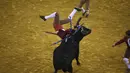 Tubuh seorang matador melayang akibat hantaman banteng yang mengamuk di festival adu banteng, Campo Pequeno, Portugal, (3/7/14) . (REUTERS/Rafael Marchante)
