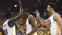 Ekspresi para pemain Golden State Warriors (kiri ke kanan) Draymond Green, Kevin Durant dan Zaza Pachulia usai mengalahkan Utah Jazz. (Getty Images/AFP/Ezra Shaw).