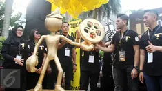 Sejumlah Polisi berpose dengan replika rol film, Jakarta, Minggu (16/4). Memperingati ulang tahun Korps Polri ke-72, festival film pendek dan film animasi bertajuk Police Movie Festival digelar untuk yang keempat kalinya. (Liputan6.com/Angga Yuniar)