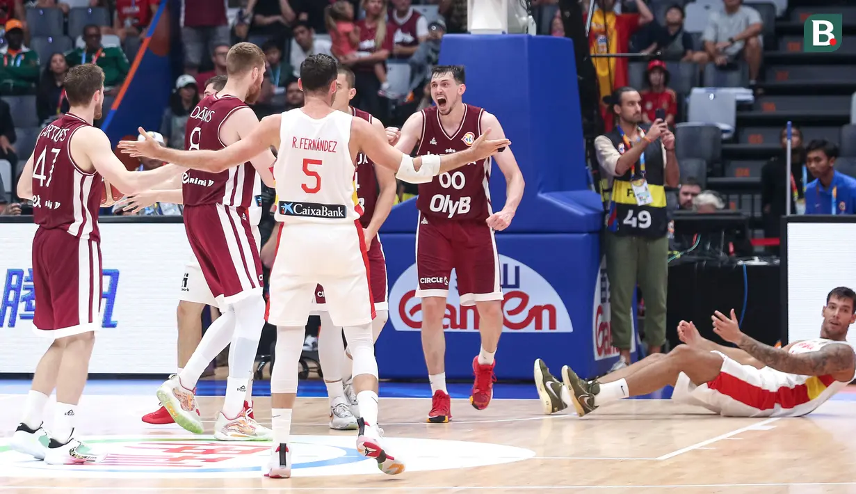 Pebasket Latvia melakukan selebrasi setelah mencetak poin pada laga Grup L Piala Dunia FIBA 2023 melawan Spanyol di Indonesia Arena, Senayan, Jakarta, Jumat (01/09/2023). Latvia menang dengan skor 74-69. (Bola.com/Bagaskara Lazuardi)