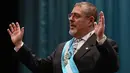 Presiden baru Guatemala Bernardo Arevalo memberi pernyataan setelah diambil sumpahnya dalam upacara pelantikannya di Pusat Kebudayaan Miguel Angel Asturias di Guatemala City, pada tanggal 14 Januari 2024. (JOHAN ORDONEZ/AFP)