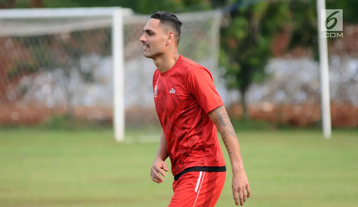 Pemain asing Persija asal Brasil, Jaimerson da Silva Xavier (tengah) saat latihan di Lapangan Sutasoma, Halim Perdanakusuma, Jakarta, Jumat (29/12). Jaimerson akan menggantikan peran William Pecheco yang hengkang. (Liputan6.com/Helmi Fithriansyah)