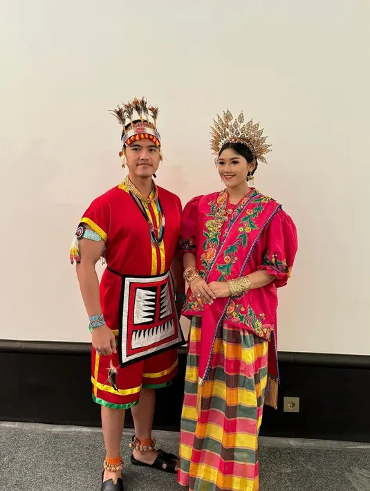 Ketua Umum Partai Solidaritas Indonesia (PSI) Kaesang Pangarep dan sang istri, Erina Gudono turut menghadiri upacara di IKN mengenakan busana adat Mentawai dan Bugis. [@erinagudono].