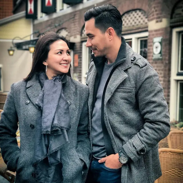 6 Potret Darius Sinathrya dan Donna Agnesia Pakai Baju Couple, Kompak Banget