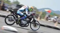Pembalap dari Pertamax Motorsport Dragbike Team saat beraksi di lintasan (istimewa)