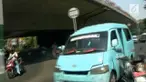Seorang sopir angkot ketakutan saat akan dirazia oleh petugas gabungan. Saking ketakutannya, sang sopir nekat menabrak motor petugas hingga terpental.