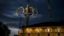 Robot mekanik laba-laba raksasa Ariane melakukan pertunjukan dari atap Hotel-Dieu pertunjukan di Toulouse, Prancis pada 1 November 2018. Pertunjukkan "Le Gardien du Temple" itu dilakukan oleh perusahaan teater, La Machine. (ERIC CABANIS / AFP)