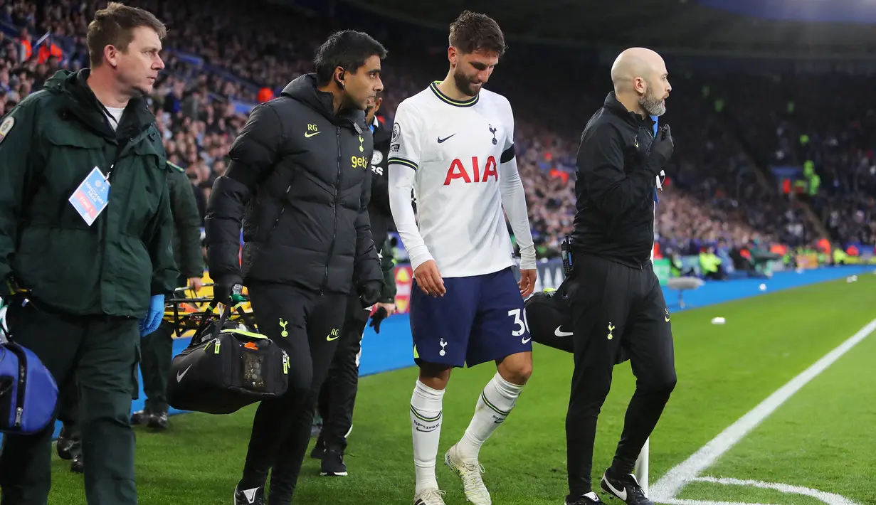 Pemain andalan Tottenham Hotspur, Rodrigo Bentancur masih berkutat dengan cedera sejak akhir musim lalu.
Gelandang berusia 26 tahun itu menjalani operasi menyusul cedera ACL yang dideritanya melawan Leicester dan bisa absen hingga November mendatang. (Photo by Geoff Caddick/AFP)
