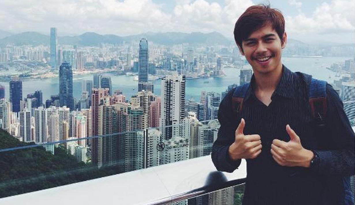 Keterbatasan yang dimiliki sejak kecil, tak membuat Panji Surya Sahetapy tumbuh menjadi anak yang kehilangan semangat hidup. Surya tumbuh menjadi pemuda yang mempunyai kepercayaan diri yang tinggi. (instagram.com/suryasahetapy)