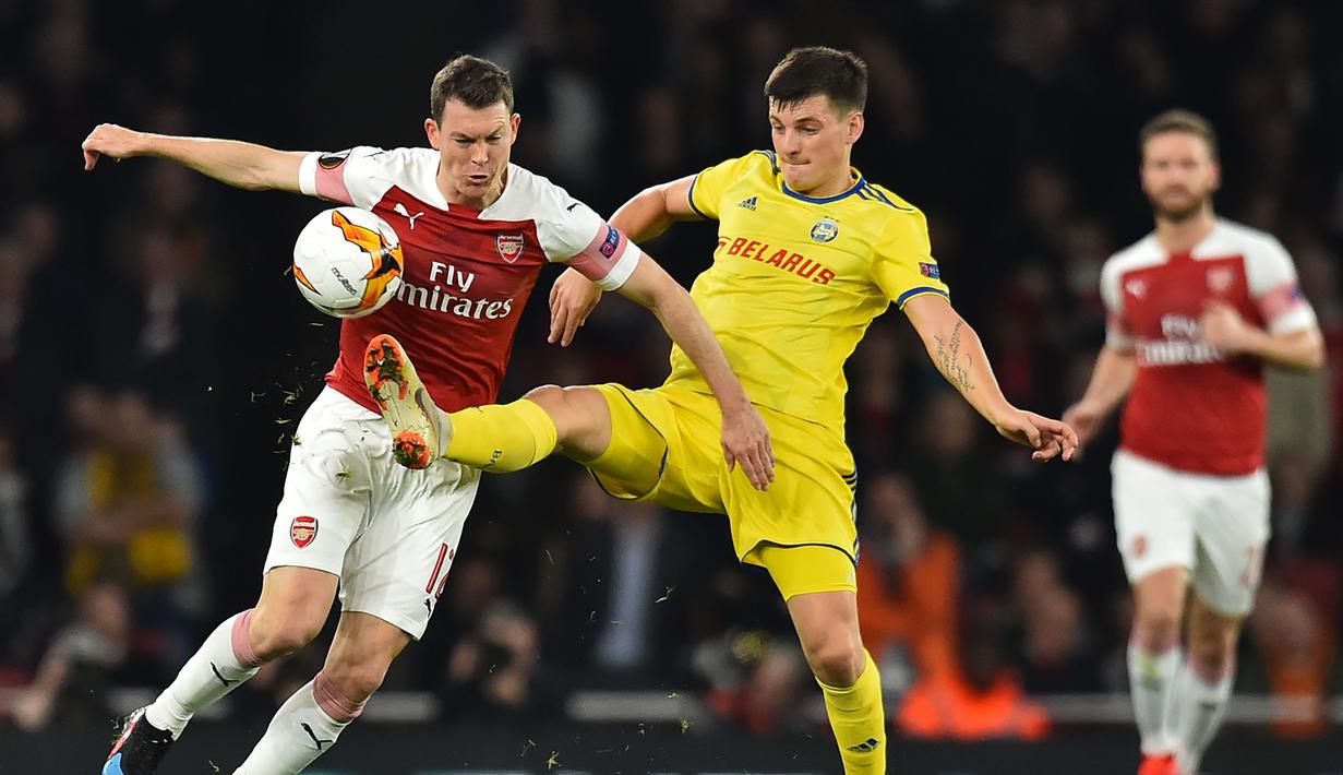 Bek Arsenal, Stephan Lichtsteiner pada leg 2, babak 16 besar Liga Europa yang berlangsung di stadion Emirates, London, Jumat (22/2). Arsenal menang 3-0 atas Bate Borisov. (AFP/Glyn Kirk)