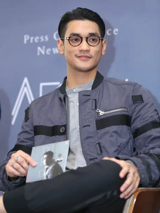 Album Dekade memuat 14 lagu. Diantaranya, Love Again, Sudah, Heaven, Take Me Back, Sadis, Bukan Cinta Biasa, Bawalah Cintaku, Knock Me Out, Kunci Hati, Percayalah, Panah Asmara, Setia Menunggu, Kamu Yang Kutunggu, dan Jodoh Pasti Bertemu.