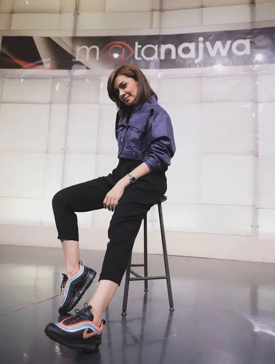 Kemeja crop denim dan celana hitam adalah oufit casual yang sangat tepat untuk menjadi your go to office look, lho. (instagram/najwashihab)