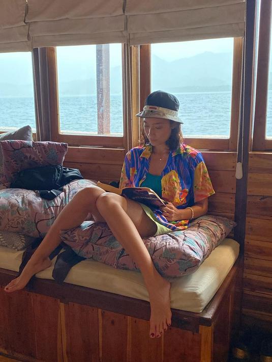 Saat berlibur menggunakan kapal pinisi, tak lupa perempuan kelahiran 21 Mei 1997 ini membaca buku saat di pinisi. Tatjana Saphira terlihat fokus dan serius saat membaca buku di momen liburan. (Liputan6.com/IG/@tatjanasaphira)