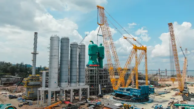 Proyek RDMP Balikpapan telah berhasil melakukan pengangkatan dan pemasangan alat Disenganger/Stripper yang merupakan salah satu peralatan penting bagian dari unit Residual Fluid Catalytic Cracking (RFCC). (Dok. Pertamina)