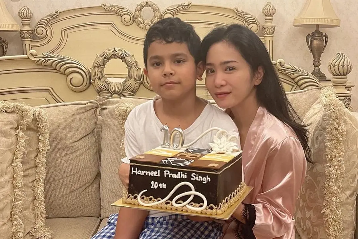 [Fimela] Bunga Zainal