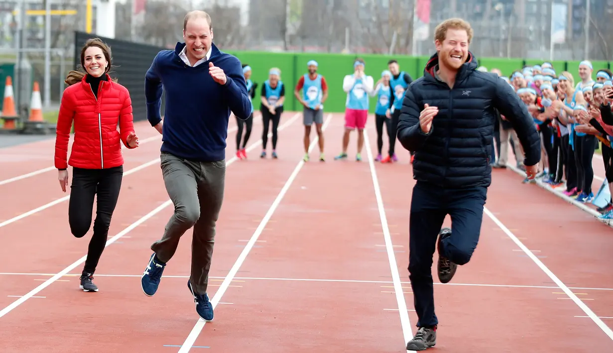 Pangeran William, Kate Middleton dan Pangeran Harry mengikuti lomba lari estafet saat pelatihan untuk acara amal Heads Together di Taman Queen Elizabeth II di London, Inggris (5/2). (AP Photo / Alastair Grant, Pool)