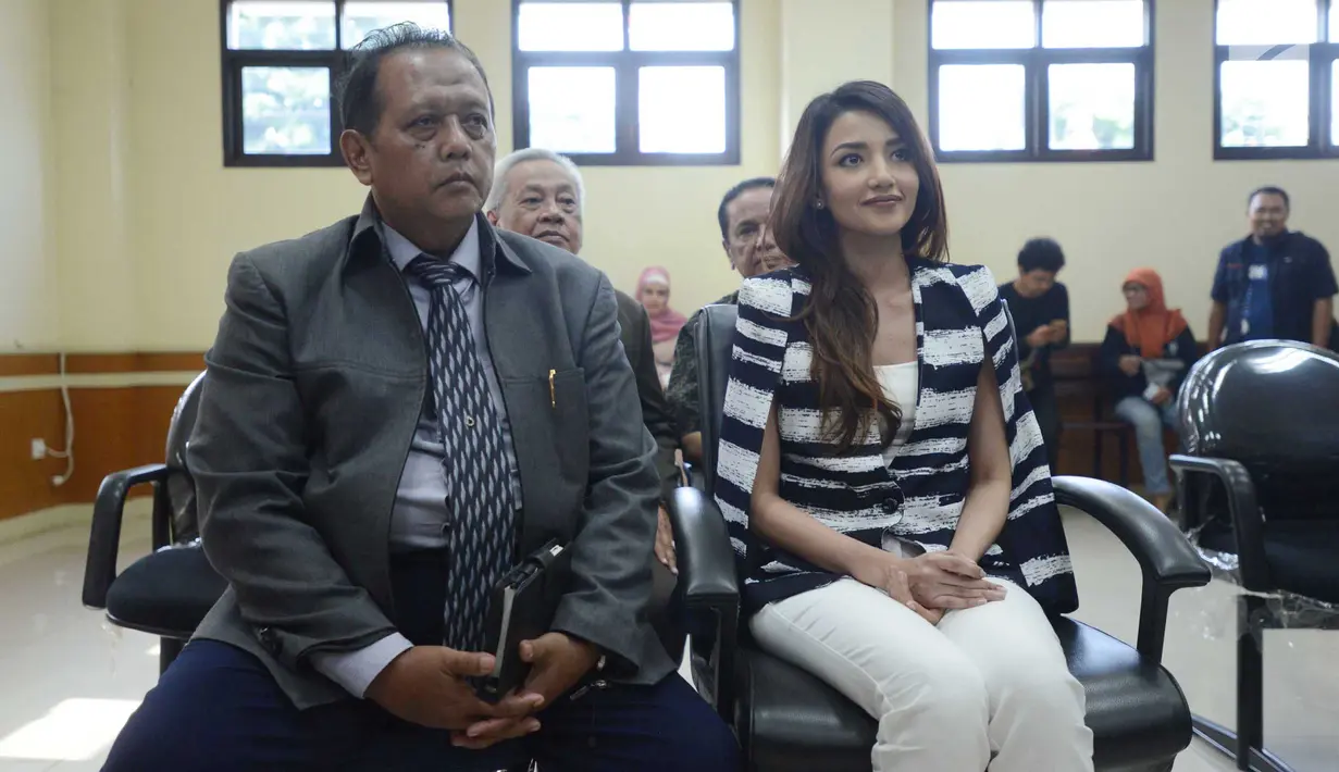 Aktris Tsania Marwa didampingi kuasa hukumnya saat menjalani sidang cerai di Pengadilan Agama Cibinong, Jawa Barat, Senin (15/08). (Liputan6.com/Herman Zakharia)