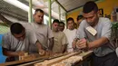 Mantan anggota dua geng sadis, MS-13 dan Barrio 18 mengikuti kelas pertukangan di Penjara San Francisco Gotera, El Salvador, 16 Juli 2018. (Oscar Rivera/AFP)