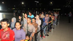 Warga mengantre tiket masuk menuju puncak Monumen Nasional, Jakarta (5/4). Harga tiket ke puncak Monas Rp 10 ribu untuk dewasa sedangkan anak-anak Rp 2 ribu. (Liputan6.com/Gempur M Surya)