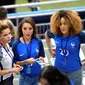  Istri gelandang Prancis, Blaise Matuidi, Isabelle (kiri), istri Lucas Digne, Tiziri (tengah), dan istri Kingsley Coman, Sephora, tampak akrab sebelum laga. (AFP)