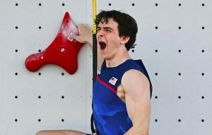 Sam Watson dari Amerika Serikat memecahkan rekor dunia dalam babak penyisihan kecepatan panjat tebing putra selama Olimpiade Paris 2024 di Le Bourget Sport Climbing Venue, Le Bourget, 6 Agustus 2024. Sam Watson membukukan waktu 4,75 detik sebagai rekor dunia kecepatan panjat tebing putra yang baru. (Fabrice COFFRINI/AFP)