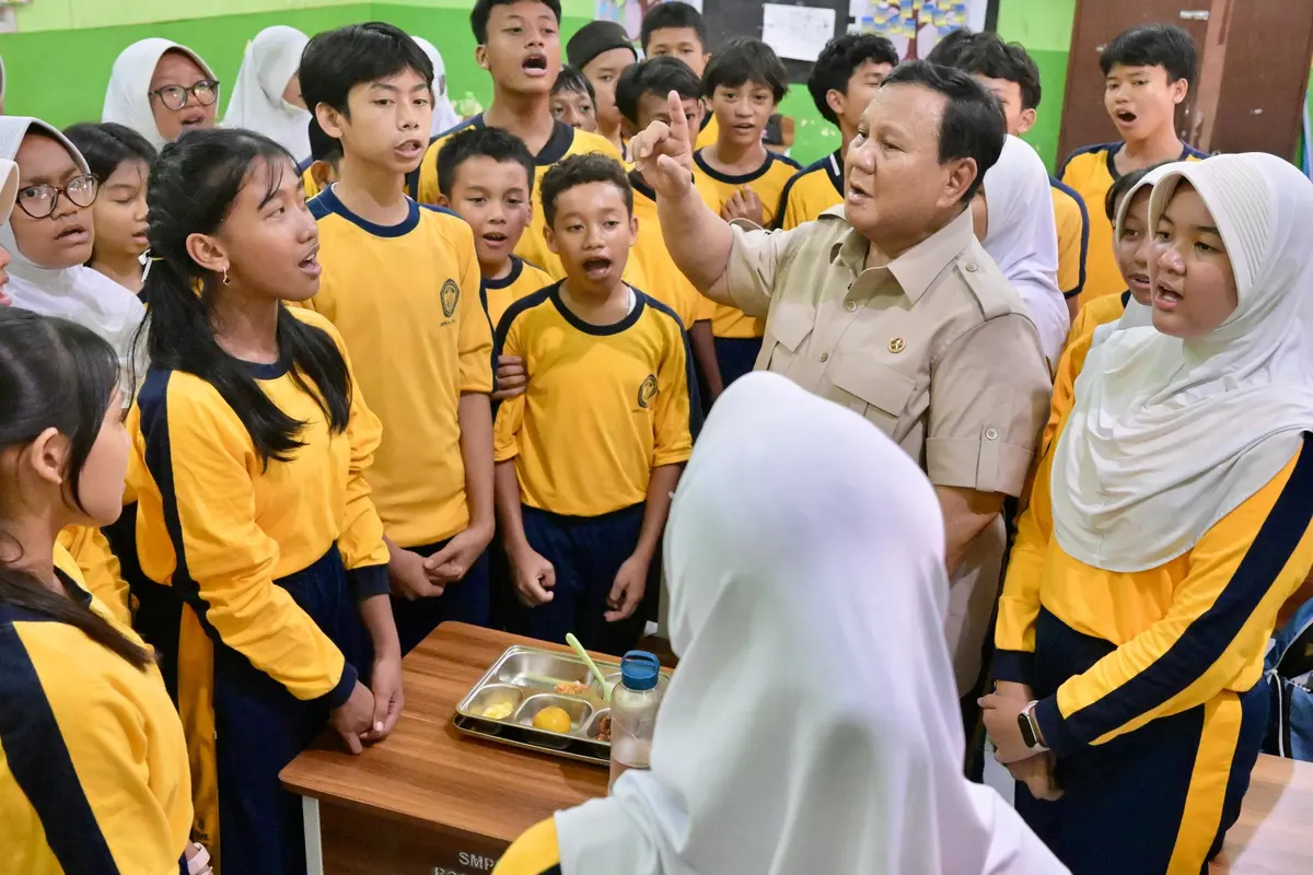 Presiden Prabowo Subianto meninjau pelaksanaan Program Makan Bergizi Gratis (MBG) di Sekolah Menengah Pertama Negeri (SMPN) 111 Jakarta.