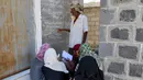 Gadis-gadis Yaman menghadiri kelas di luar ruangan di sebuah sekolah yang rusak parah pada hari pertama tahun ajaran baru di provinsi barat Yaman yang dilanda perang Hodeida, Senin (17/10/2022). UNICEF memperkirakan bahwa lebih dari dua juta anak telah putus sekolah di Yaman, peningkatan hampir setengah juta sejak perang pecah pada 2015. (Foto oleh Khaled Ziad / AFP)