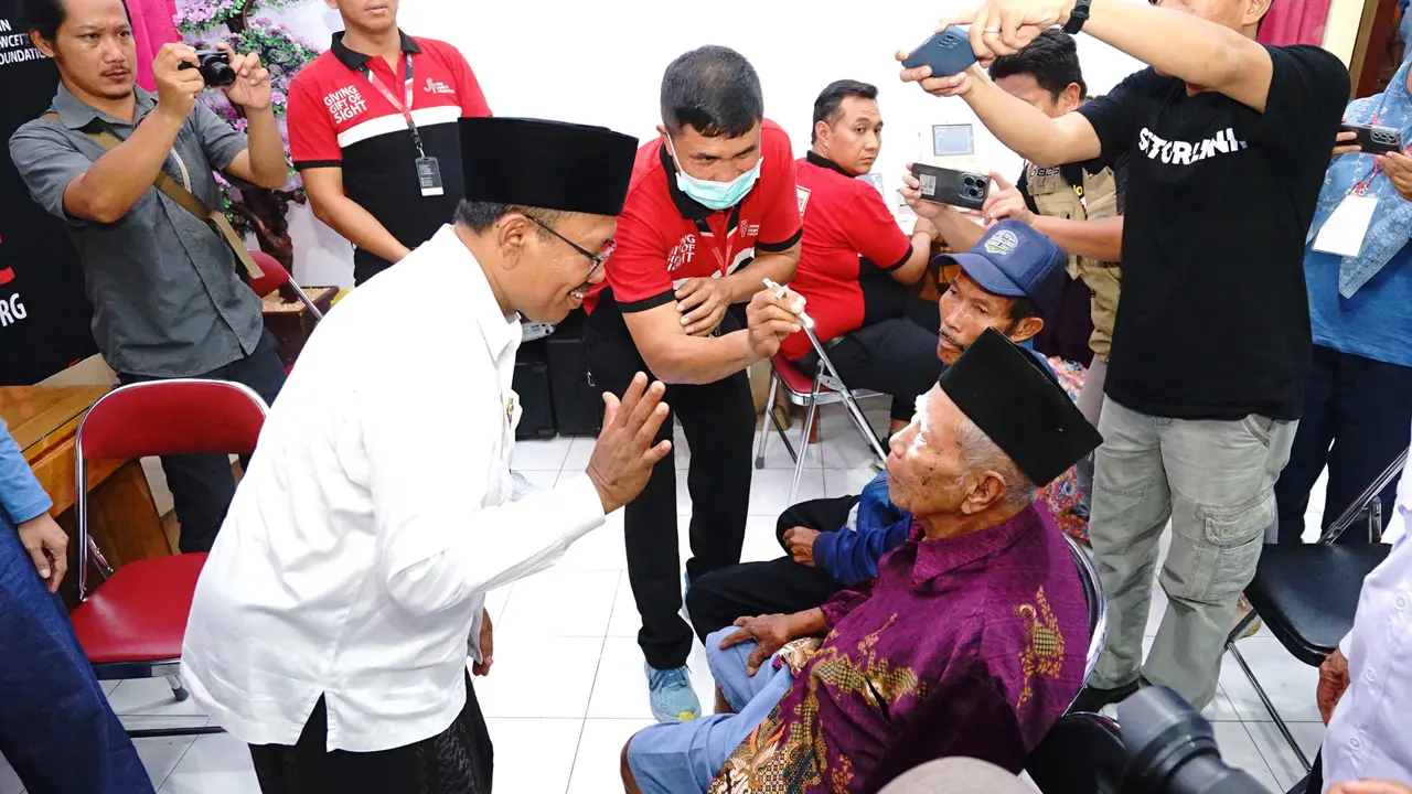 Plt Bupati Banyuwangi Sugirah tinjau pelaksanaan operasi katarak geratis (Istimewa)