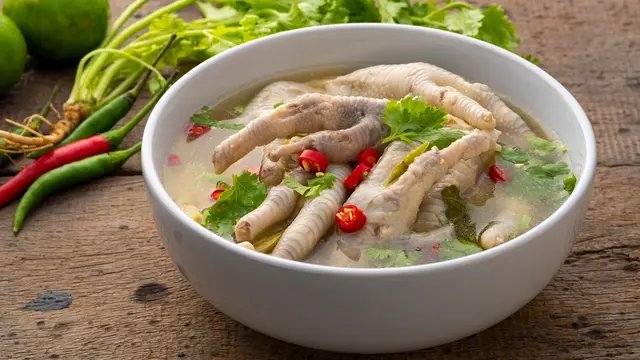 merebus sop ayam ceker empuk