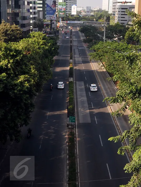 Suasana arus lalu lintas di kawasan Kuningan, Jakarta, Jumat (17/7/2015). Lengangnya arus lalu lintas di Jakarta disebabkan libur bersama perayaan Idul Fitri 1436 H dan diperkirakan akan berlangsung selama sepekan. (Liputan6.com/Johan Tallo)