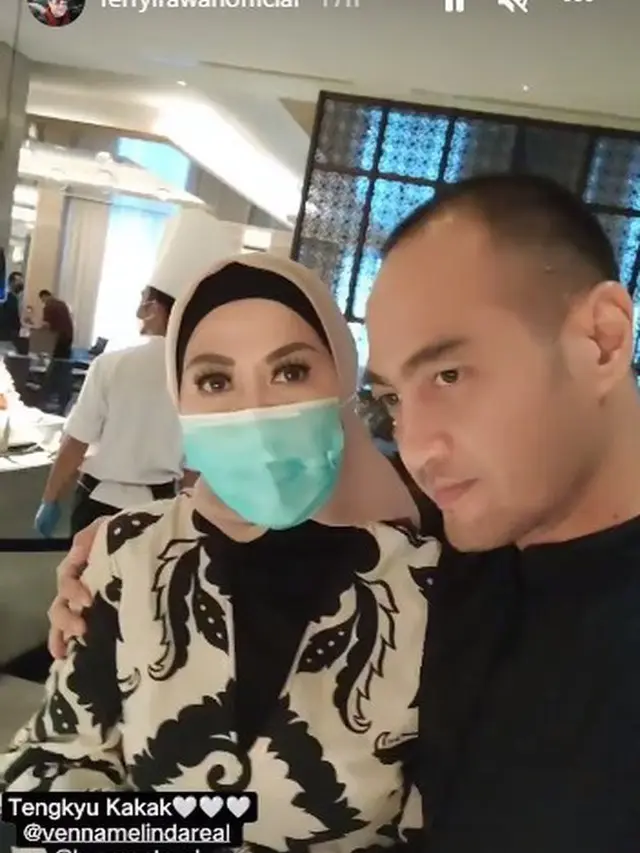 7 Momen Kompak Venna Melinda dan Ferry Irawan Buka Bersama dengan Anak-Anak