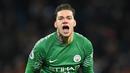 2. Ederson Moraes (Manchester City) - Uang besar yang dikeluarkan The Citizens untuk memboyong kiper asal Brasil ini tak sia-sia. Refleks yang cepat dan berani duel satu lawan satu membuatnya menjadi kiper yang disegani. (AFP/Oli Scarff)