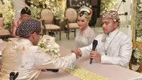 Prosesi akad nikah putra bungsu Presiden Joko Widodo, Kaesang Pangarep dengan Erina Gudono di Royal Ambarrukmo, Sleman, D.I Yogyakarta, Sabtu (9/12/2022). Kakak Erina, Allen Adam Rinaldy Gudono yang menjadi wali nasab dari pihak mempelai perempuan langsung menikahkan adiknya dengan putra bungsu presiden. (FOTO: Agus Suparto/Biro Pers Istana Kepresidenan)