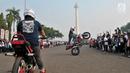 Freestyler melakukan atraksi freestyle sepeda motor saat memeriahkan Festival Damai Millenial Road Safety di Monas, Jakarta, Minggu (23/6/2019). Festival ini menyosialisasikan disiplin berlalu lintas serta merajut persatuan dan kesatuan, khususnya generasi millienial. (merdeka.com/Iqbal Nugroho)