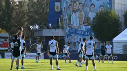 Laga kedua timnas akan berlangsung pada Selasa 31 Maret 2026 waktu setempat atau Rabu 1 April 2026, pukul 06.15 WIB. Tampak dalam foto, pemain Timnas Argentina, Lionel Messi (tengah) mengontrol bola saat sesi latihan di Ezeiza, provinsi Buenos Aires, Argentina pada 30 Maret 2026. (Luis ROBAYO/AFP)