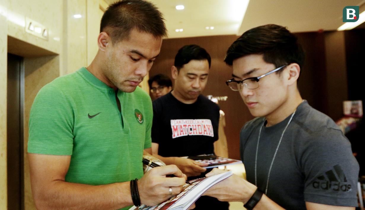 Pemain Timnas Indonesia, Andritany Ardhiyasa, memberikan tanda tangan kepada fans asal Singapura di Hotel Peninsula, Singapura, Jumat (9/11). Indonesia akan melawan Singapura pada laga Piala AFF 2018. (Bola.com/M. Iqbal Ichsan)