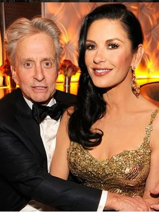 "Selamat hari jadi Michael tercinta! Mencintai hidup kita bersama, ini untuk 15 tahun berikutnya!" tulis Catherine sebagai caption foto romatis yang diunggahnya. (Via Instagram/@catherinezetajones)