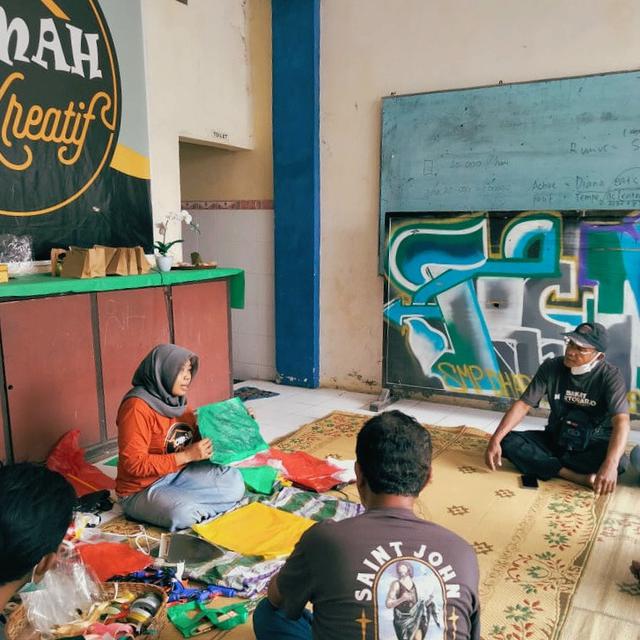 Hesti Novera Imelda sedang menerangkan cara mengolah plastik kresek bekas menjadi kerajinan